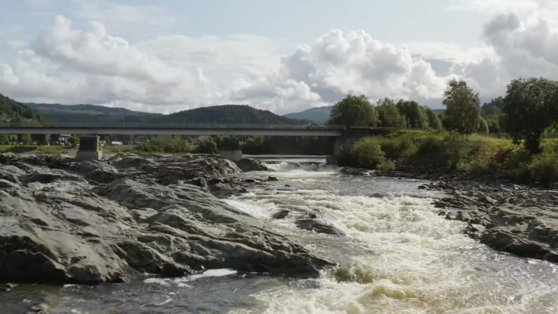 En kjørbar bro over en elv